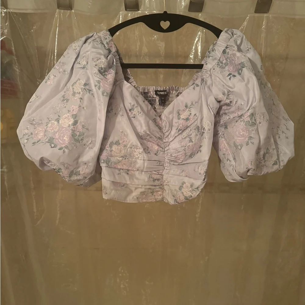 Express Lux lavender floral puff sleeve top - Picture 4 of 5